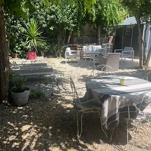 Appartement Avec Jardin En, LʼIsle-sur-la-Sorgue